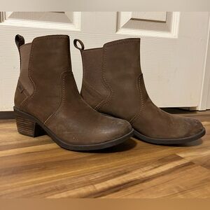Teva Women’s Brown leather Ankle Boots size 8.5 EUC slip on low heel